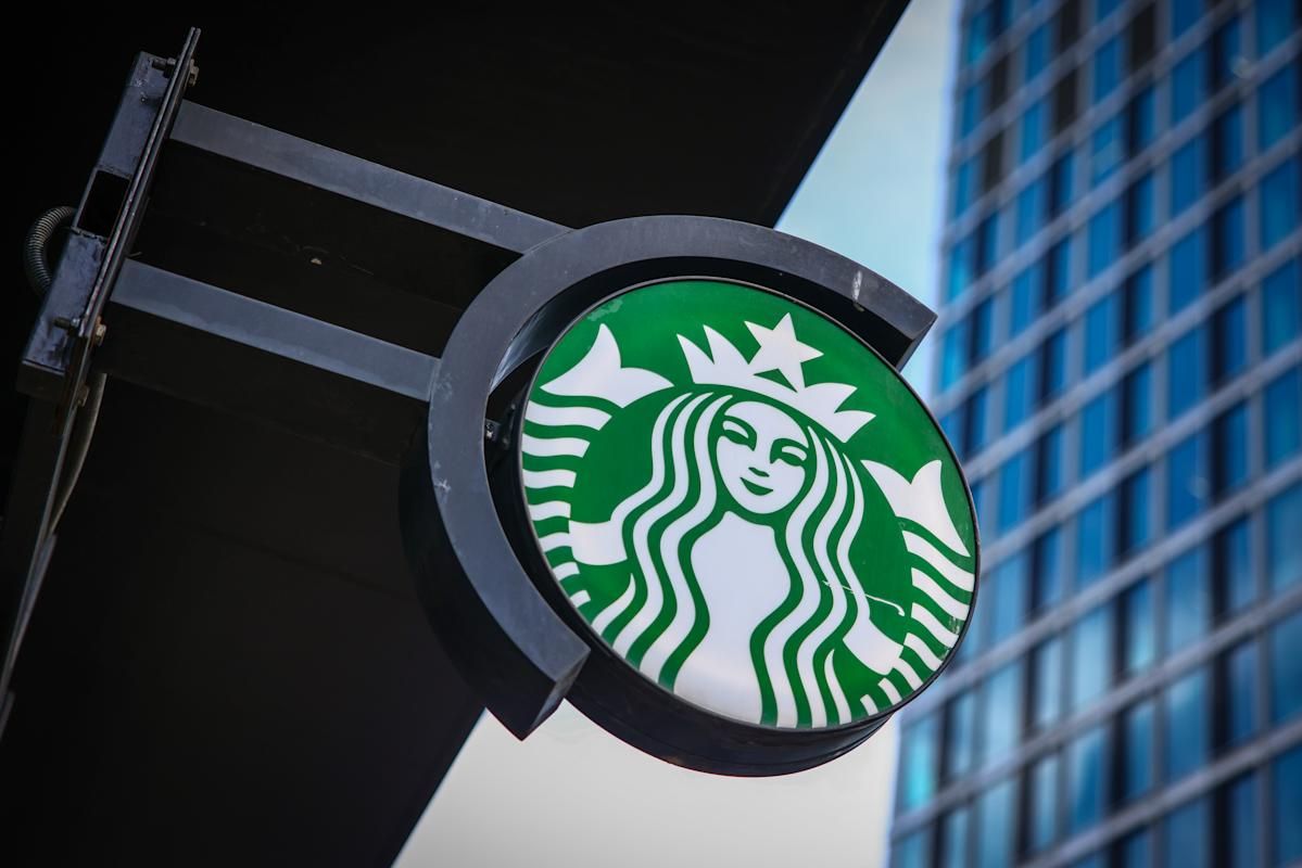 Starbucks Investe US$ 1 Bilhão em Nostalgia e “Terceiro Lugar” para Recuperar Geração Z