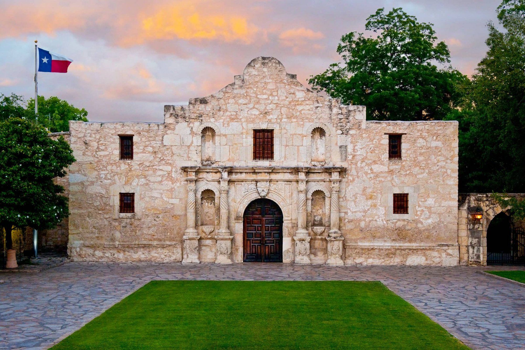 CEO do Alamo Renuncia Após Críticas sobre Narrativa Histórica do Texas