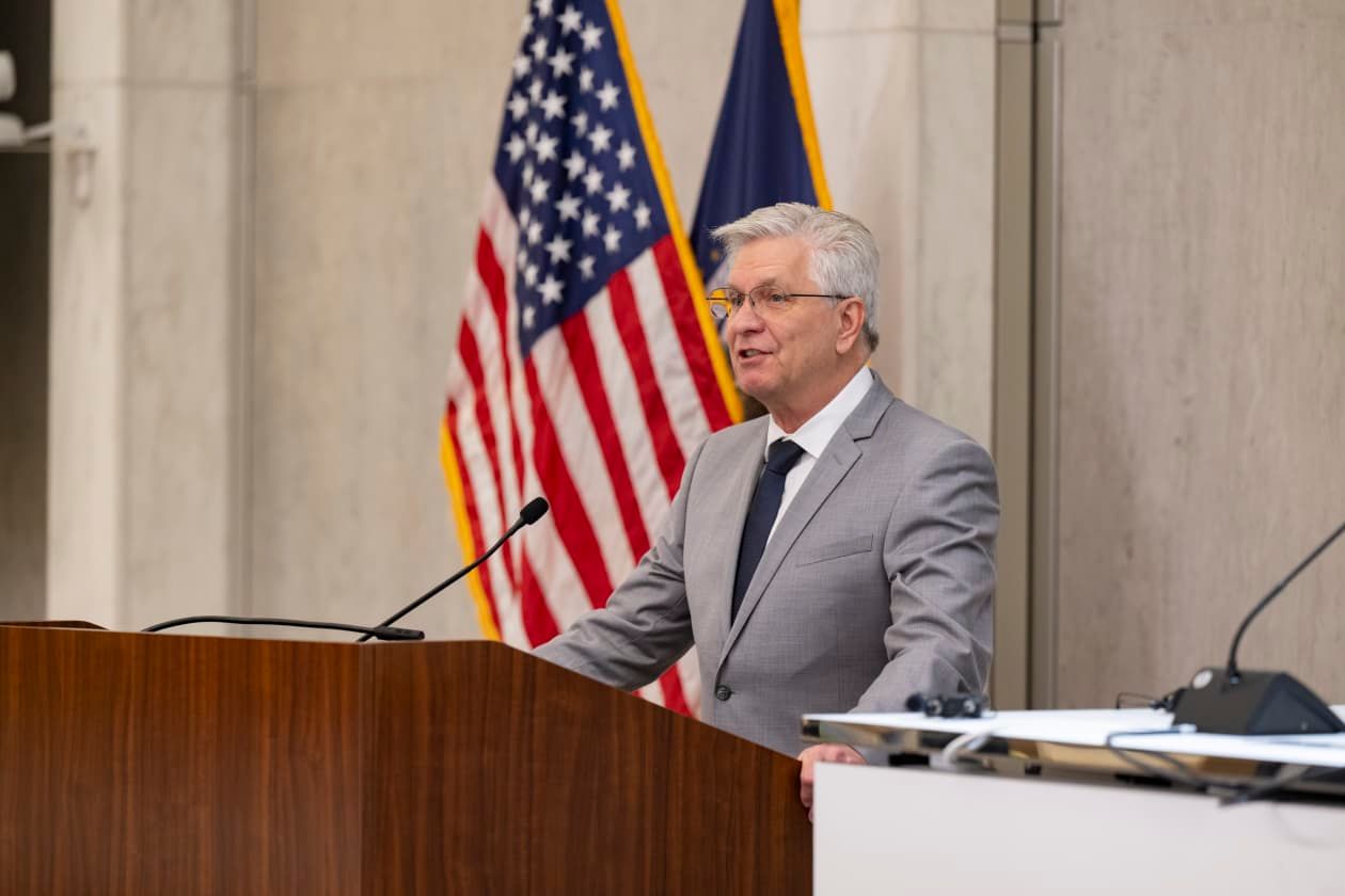 Membro do Fed Chris Waller: Entrevista para Sucessão de Powell e Preocupações com o Mercado de Trabalho Fraco