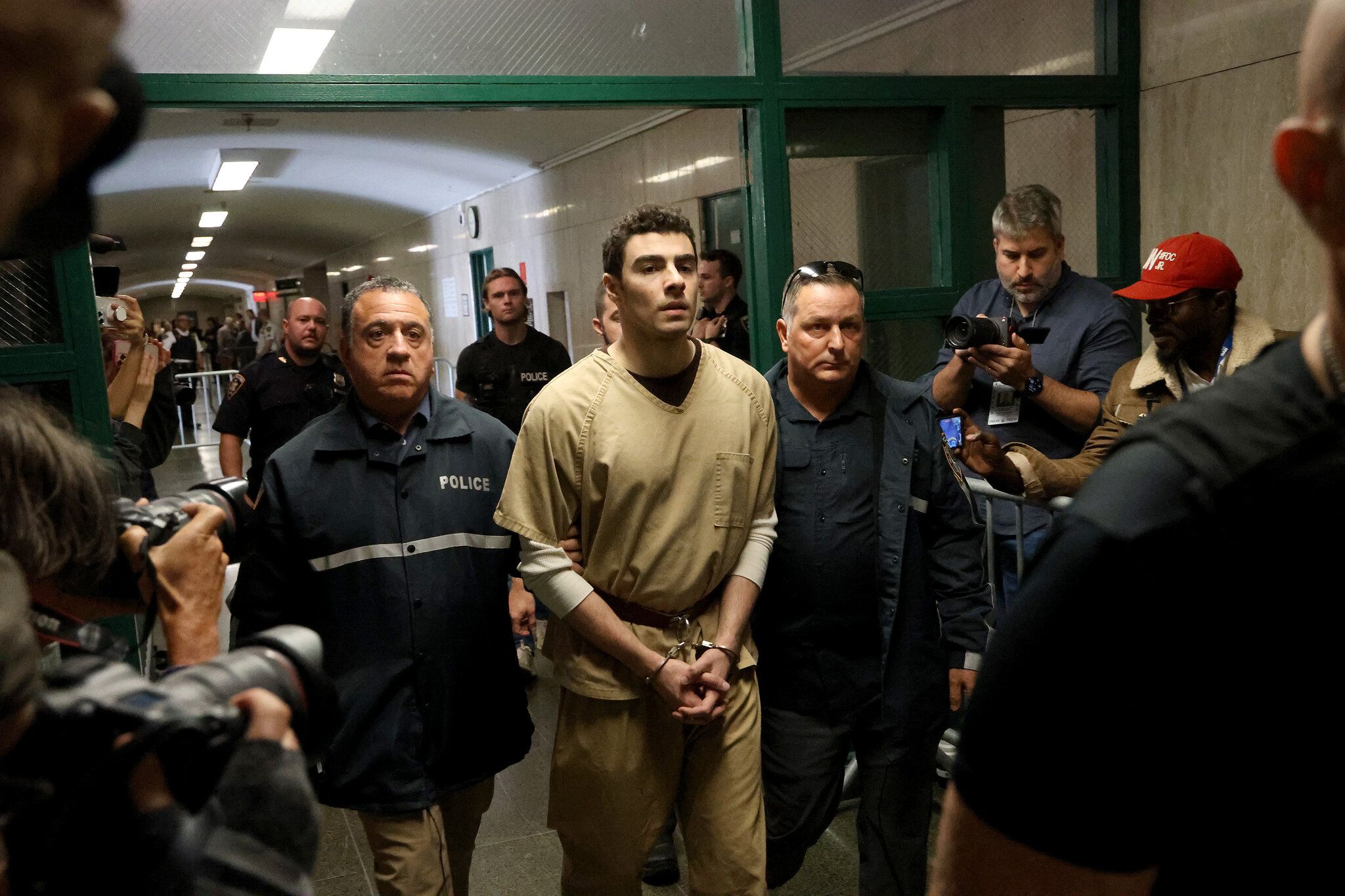 Advogados de Luigi Mangione Pedem Rejeição de Acusações Criminais e Pena de Morte